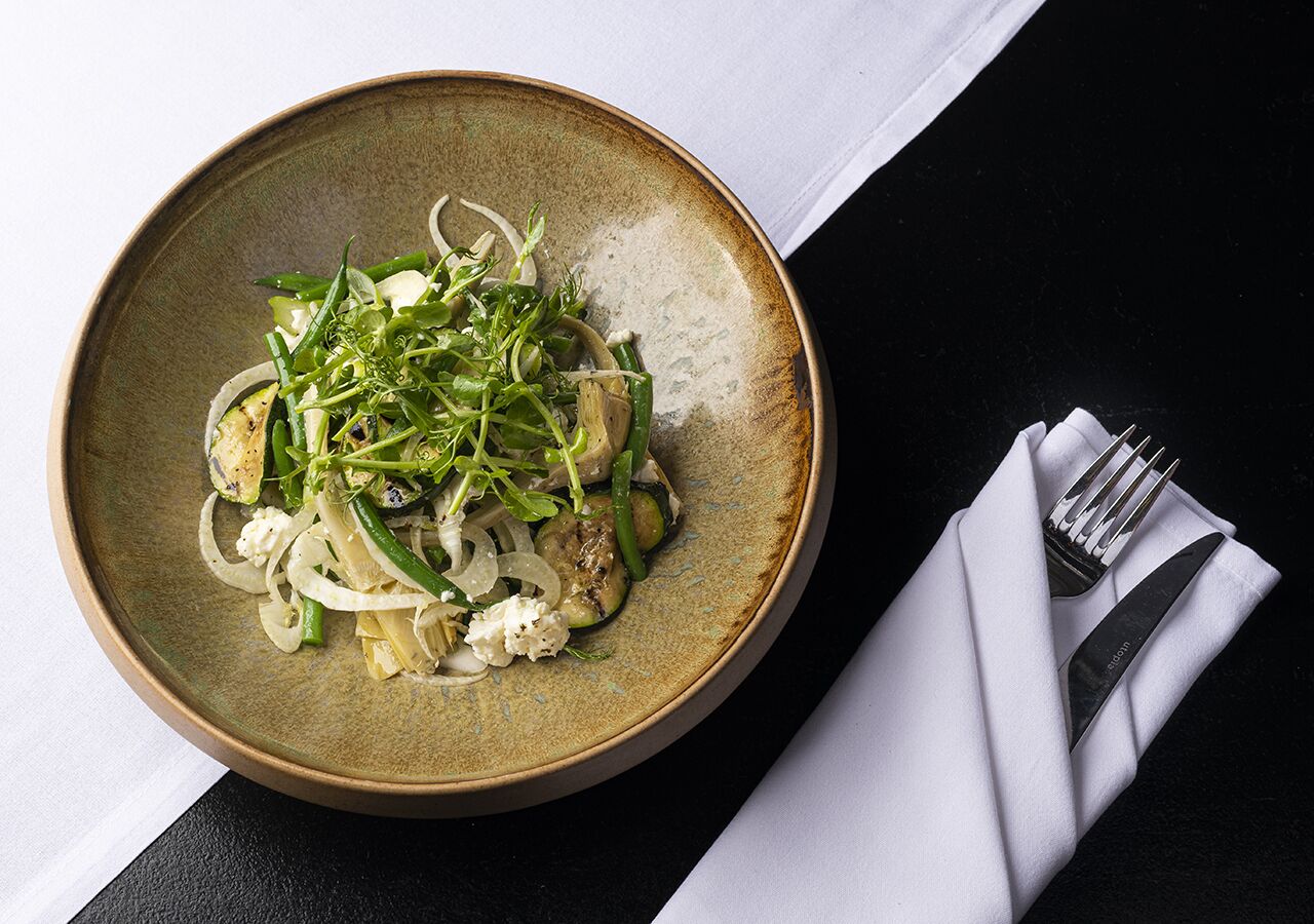 2 restaurants, breakfast served