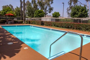 Outdoor pool, pool umbrellas, sun loungers - Quality Inn Riverside near UCR and Downtown (Riverside)