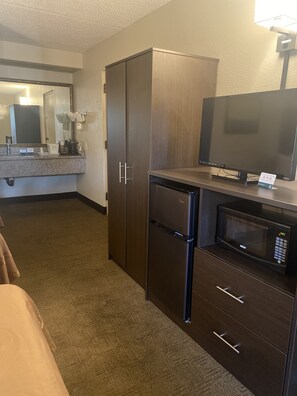 Blackout curtains, iron/ironing board, free WiFi, bed sheets - Quality Inn Riverside near UCR and Downtown (Riverside)