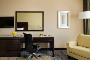 Standard Room, 1 King Bed (Club Floor) | Minibar, in-room safe, desk, laptop workspace