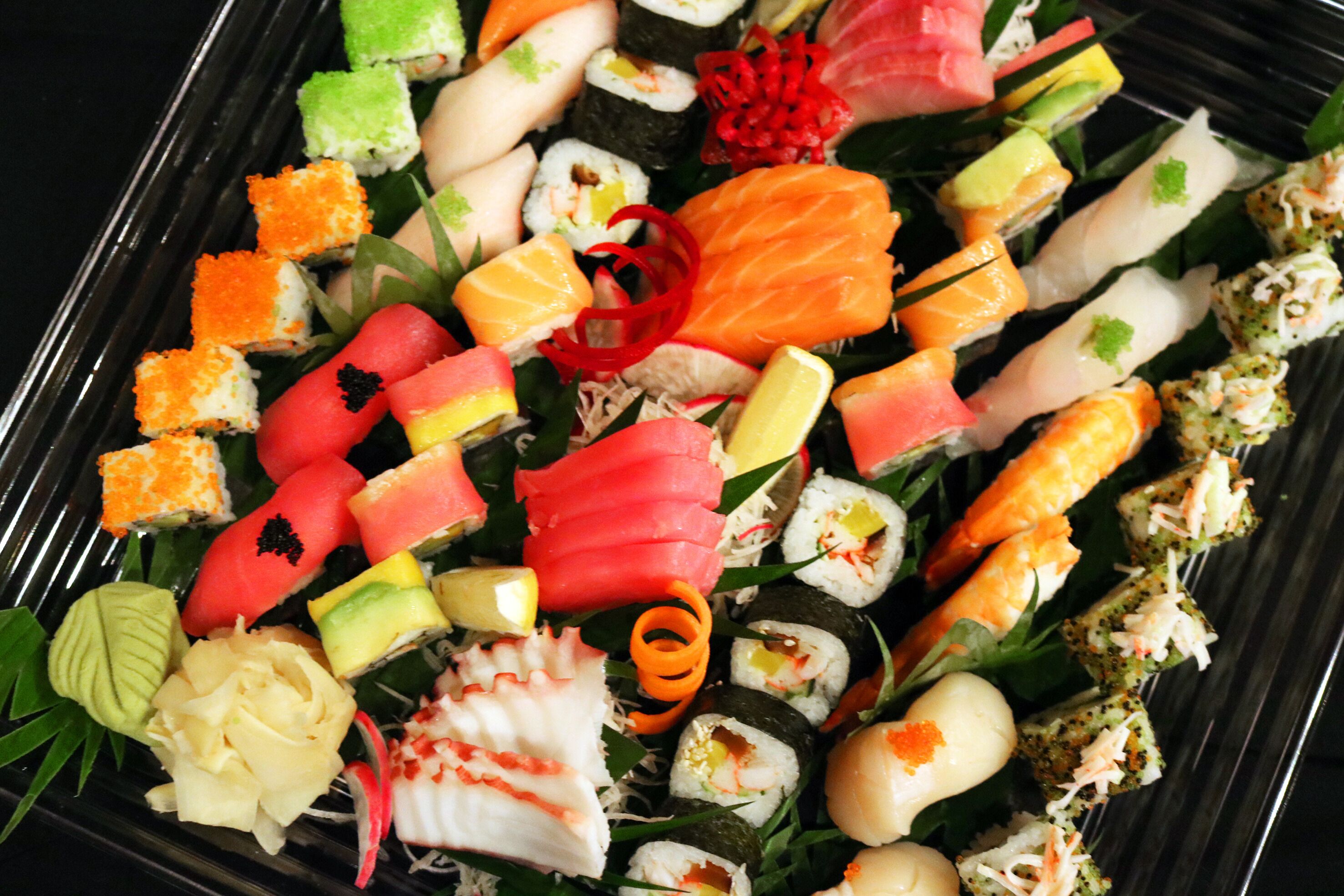Ett urval av sushi presenterat på ett fat.