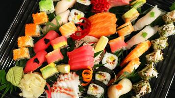 Variedad de sushi dispuesto en una bandeja.