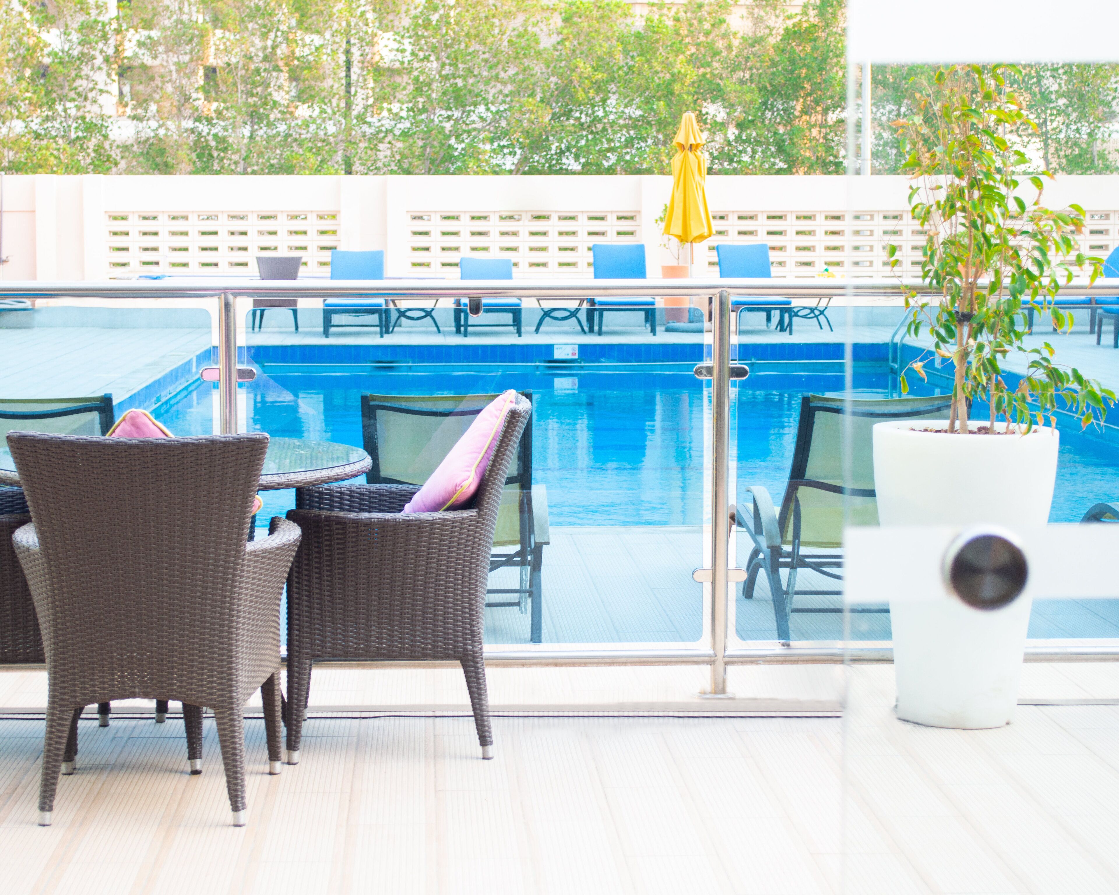 3 restaurants, breakfast, lunch, dinner served; international cuisine