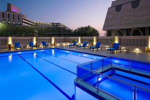 Una piscina al aire libre