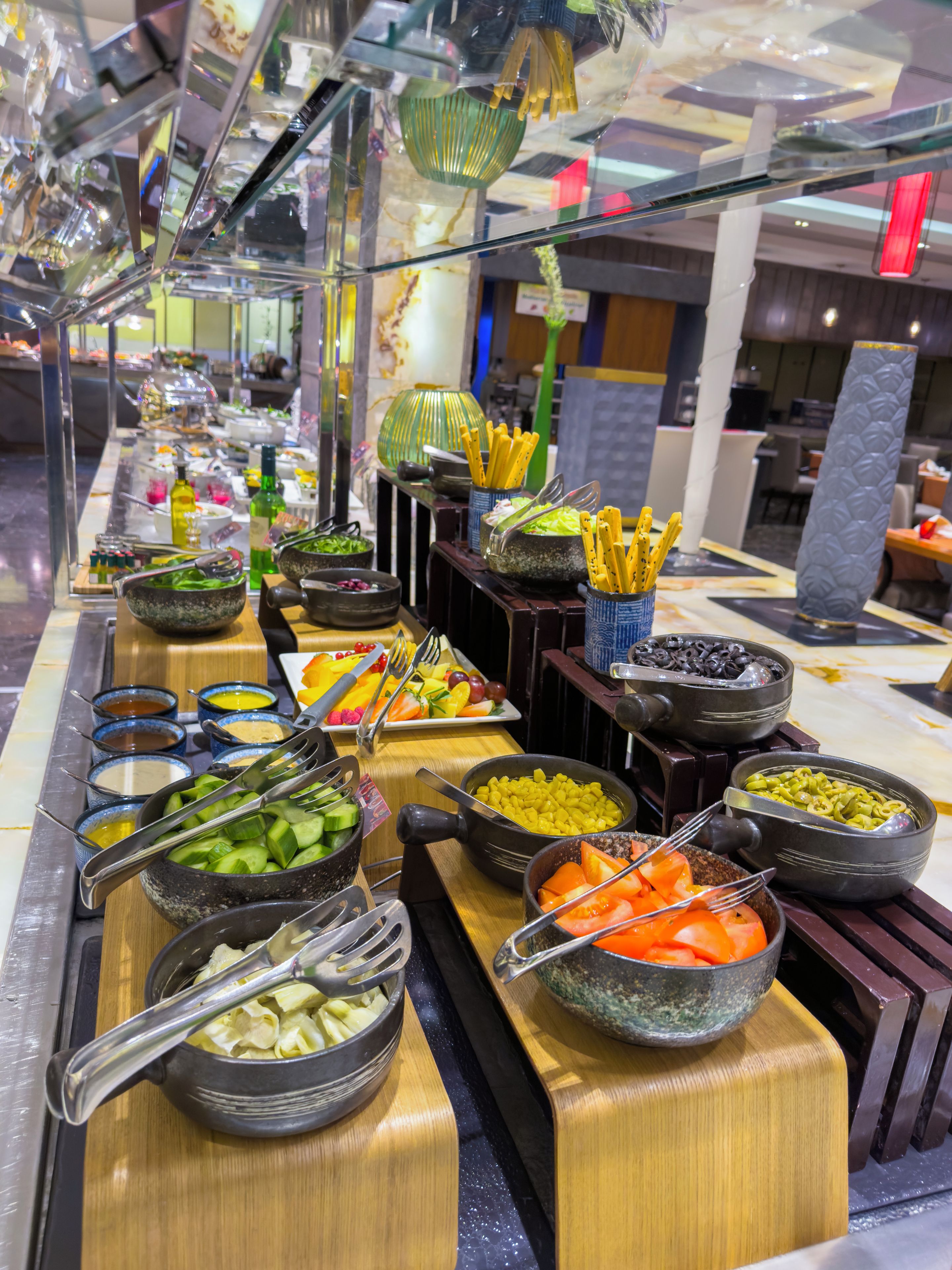 Un bufé con diversos alimentos y utensilios.