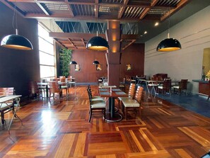 3 restaurants, breakfast, lunch, dinner served; international cuisine - Crowne Plaza Jeddah by IHG (Jeddah)