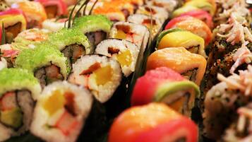 Variedad de rollos de sushi con distintos rellenos y coberturas.