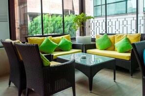 3 restaurants, breakfast, lunch, dinner served; international cuisine