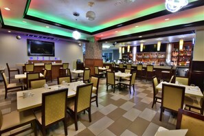 Breakfast and dinner served  - Holiday Inn Orlando East - UCF Area by IHG (Orlando)