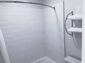 Hair dryer, bathrobes, slippers, towels - Skyway Inn SeaTac (SeaTac)