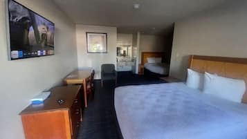 Habitación estándar, 1 cama King size | Muebles diferentes, escritorio y espacio para trabajar con laptop