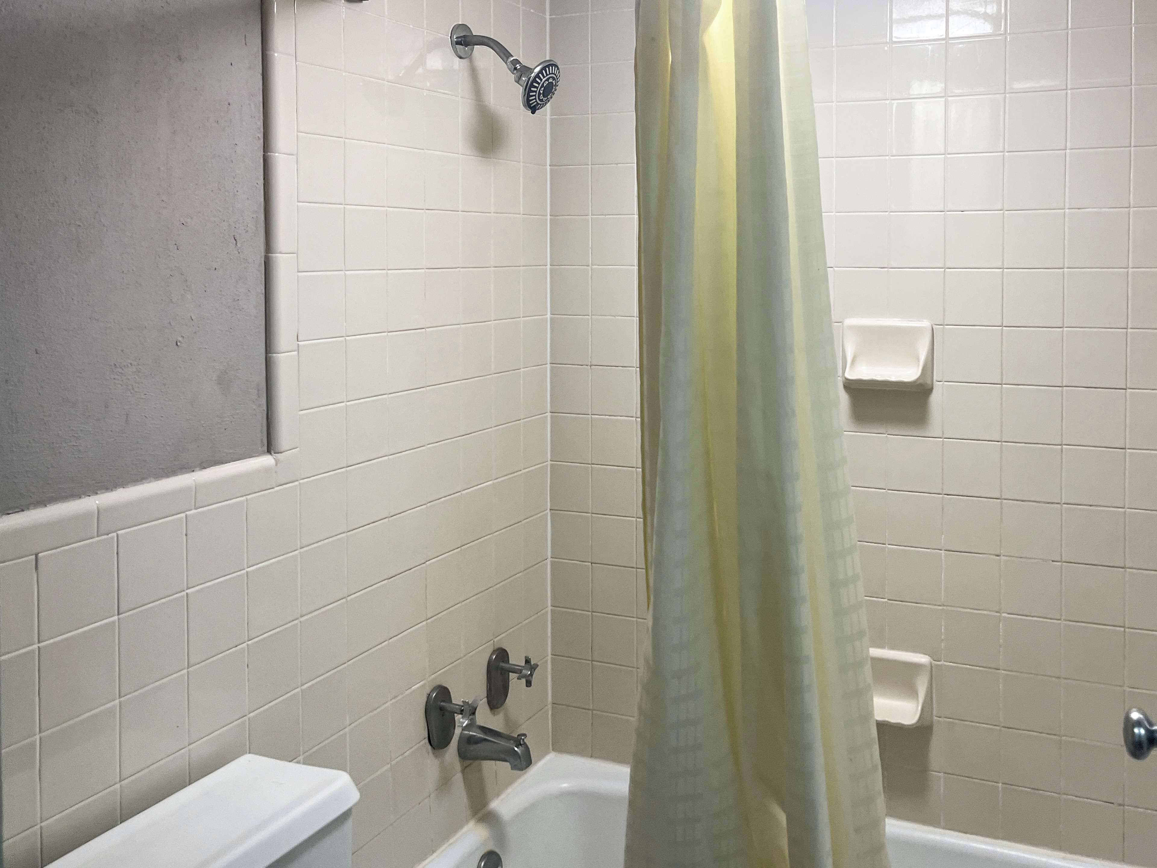 Combined shower/bathtub, towels