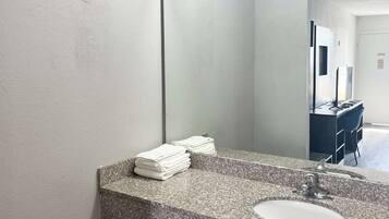 Combined shower/tub, towels