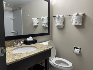 Combined shower/tub, hair dryer, towels