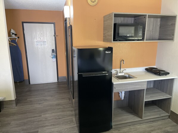 Full-size fridge, microwave, stovetop, coffee/tea maker