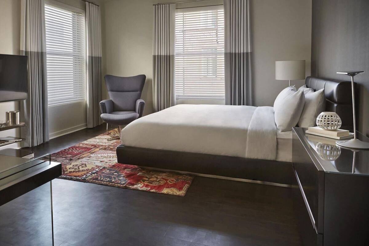 Ylelliset vuodevaatteet, untuvapeitot, pillowtop-patjalliset sängyt