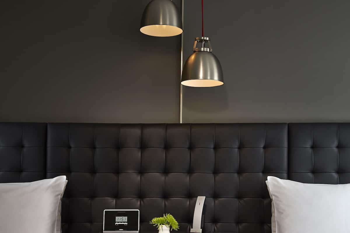 Ropa de cama de alta calidad, edredón, camas con pillow-top y minibar