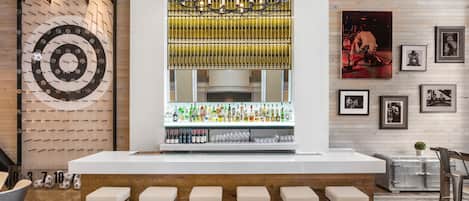 2 bars/lounges, lobby lounge