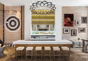 2 bars/lounges, lobby lounge