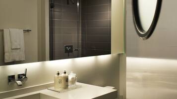 Chambre, 1 très grand lit, accessible aux personnes malentendantes (Mobility, Roll-in Shower) | Salle de bain | Douche, articles de toilette de luxe, sèche-cheveux, peignoirs