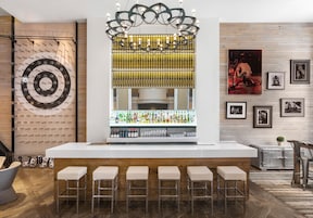 2 bars/lounges, lobby lounge