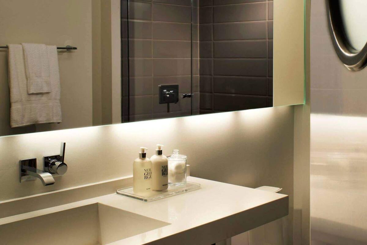 Kylpyhuone | Suihku, designer-hygieniatuotteet, hiustenkuivaaja, kylpytakit