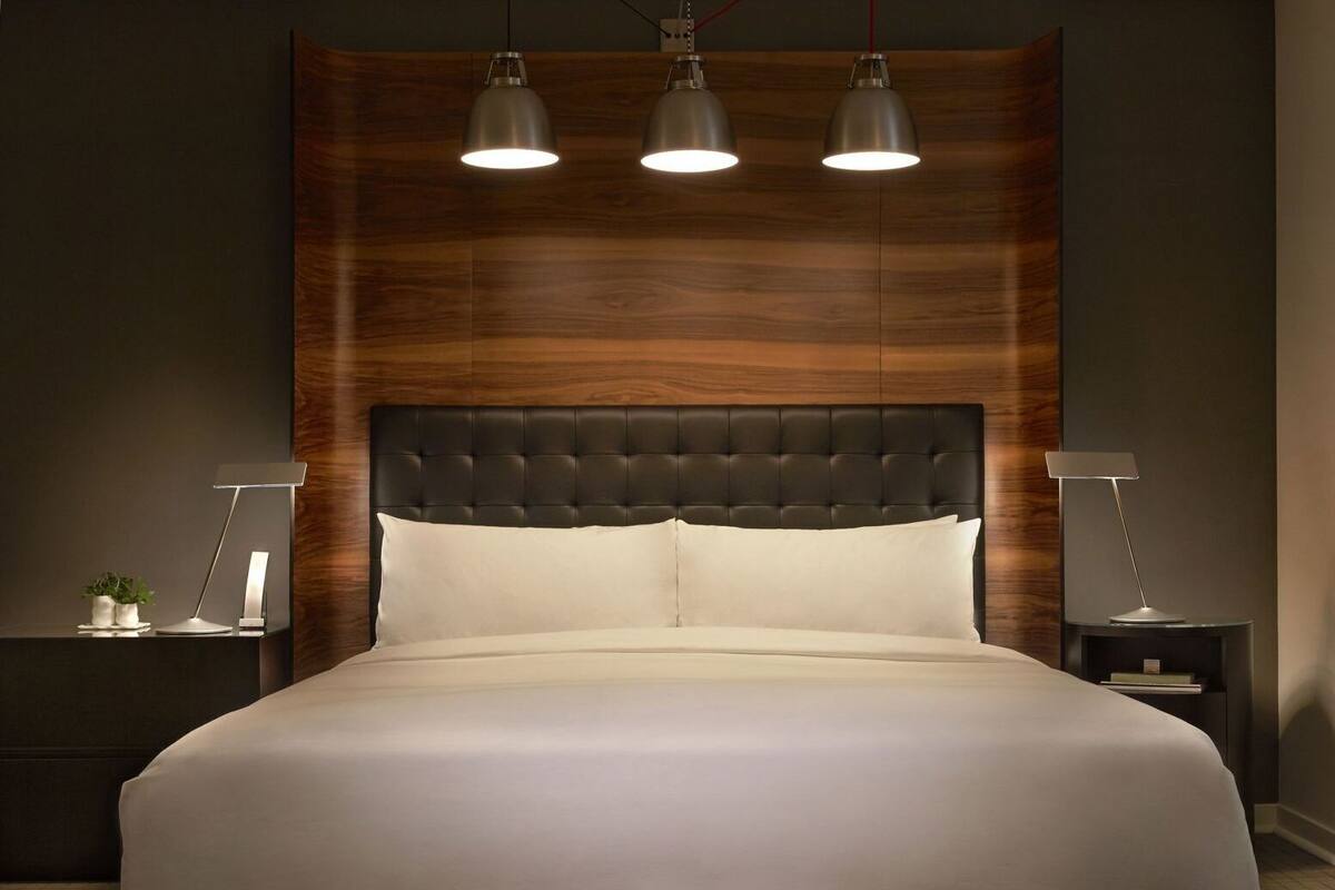 Ylelliset vuodevaatteet, untuvapeitot, pillowtop-patjalliset sängyt