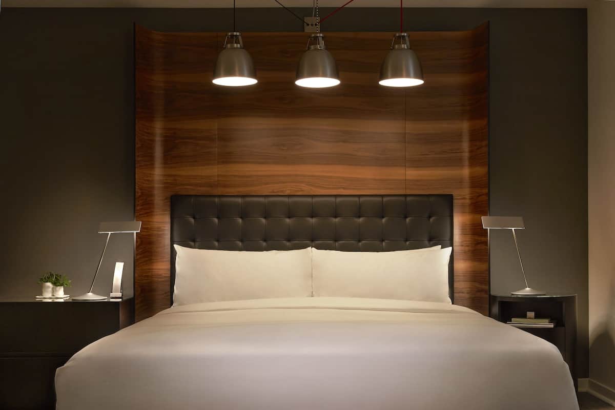 Ropa de cama de alta calidad, edredón, camas con pillow-top y minibar