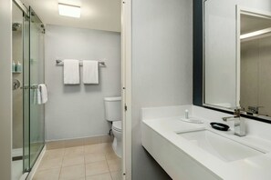 Habitación, 1 cama King size y sofá cama | Baño | Amenidades de baño gratuitas, secadora de cabello, toallas, jabón 
