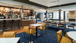 Un área de bar moderna con asientos y una estación de café.