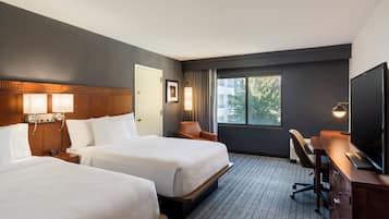 Quarto, 2 camas Queen | Roupas de cama premium, escrivaninha, ferros/tábuas de passar roupa