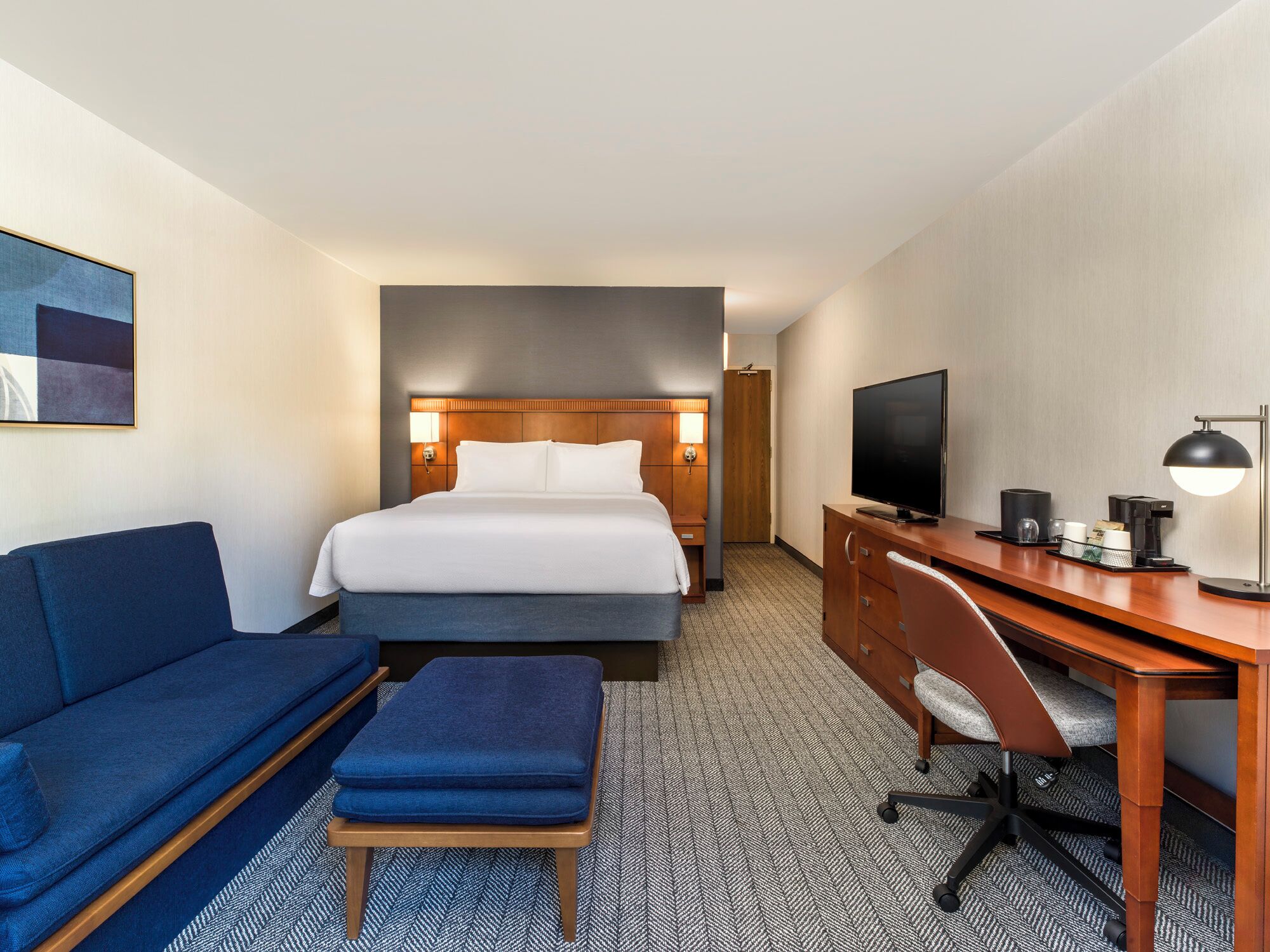 Bộ đồ giường cao cấp, bàn, bàn ủi/dụng cụ ủi quần áo 