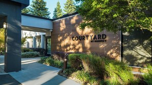 Un edificio moderno con un letrero que dice "COURTYARD BY MARRIOTT".