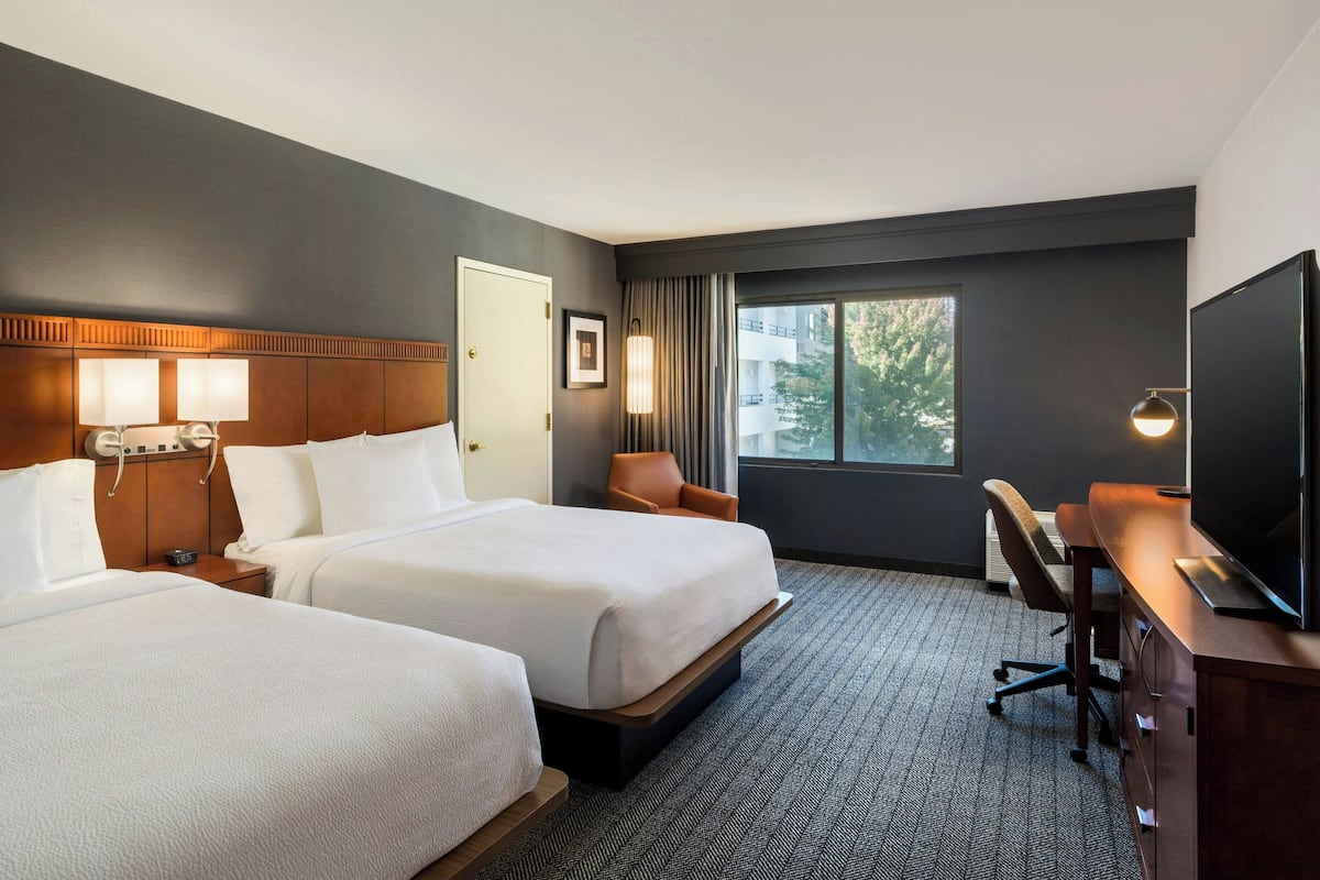 Rum - 2 queensize-sängar - icke-rökare | Sängtillbehör av högsta kvalitet, skrivbord och strykjärn/strykbräda