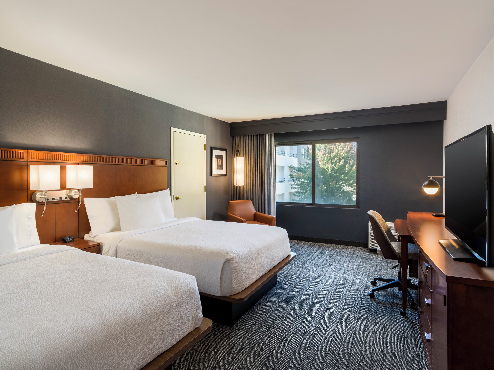 Bộ đồ giường cao cấp, bàn, bàn ủi/dụng cụ ủi quần áo 