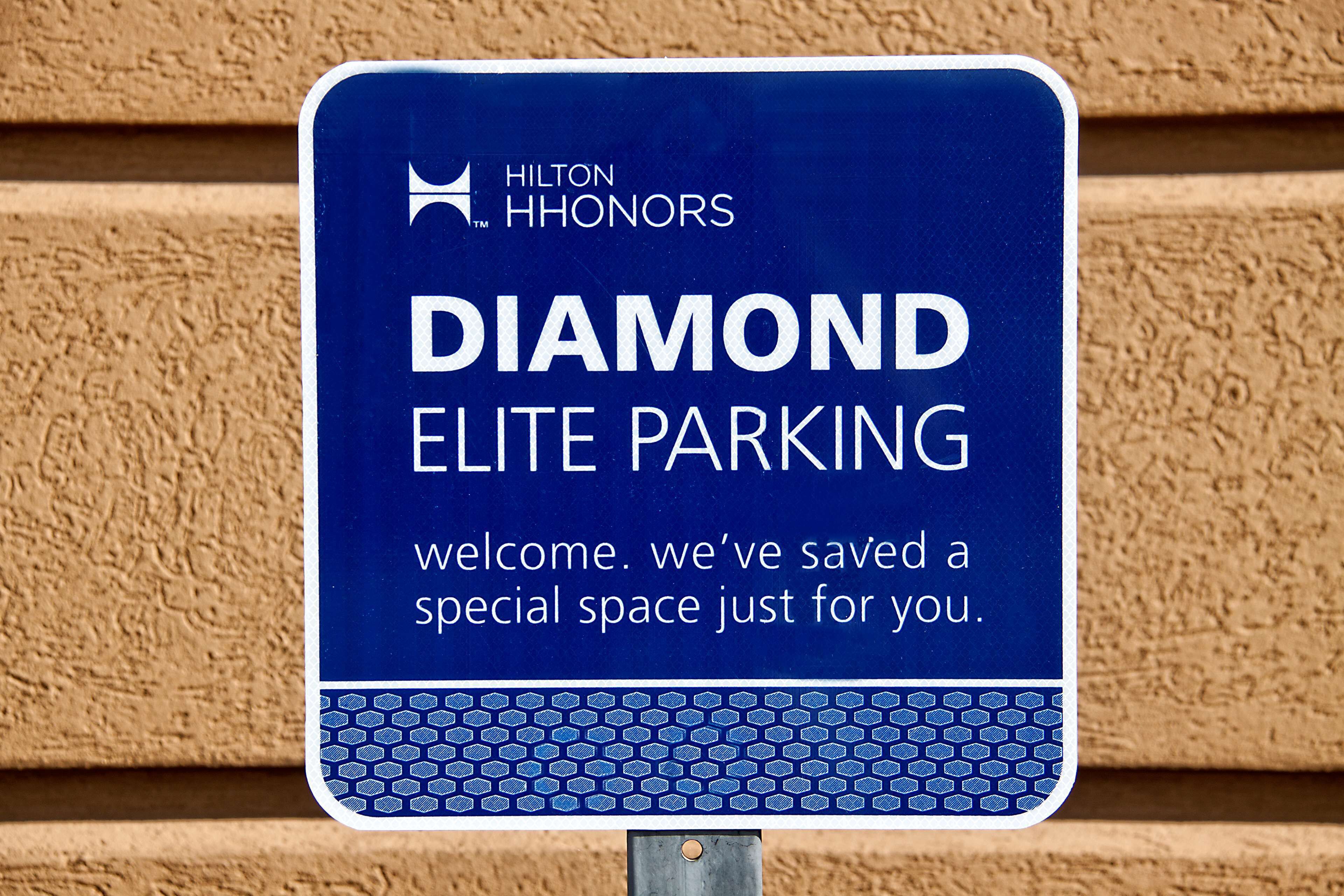Sinalização para estacionamento Hilton Honors Diamond Elite com mensagem de boas-vindas.
