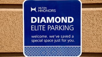 Sinalização para estacionamento Hilton Honors Diamond Elite com mensagem de boas-vindas.