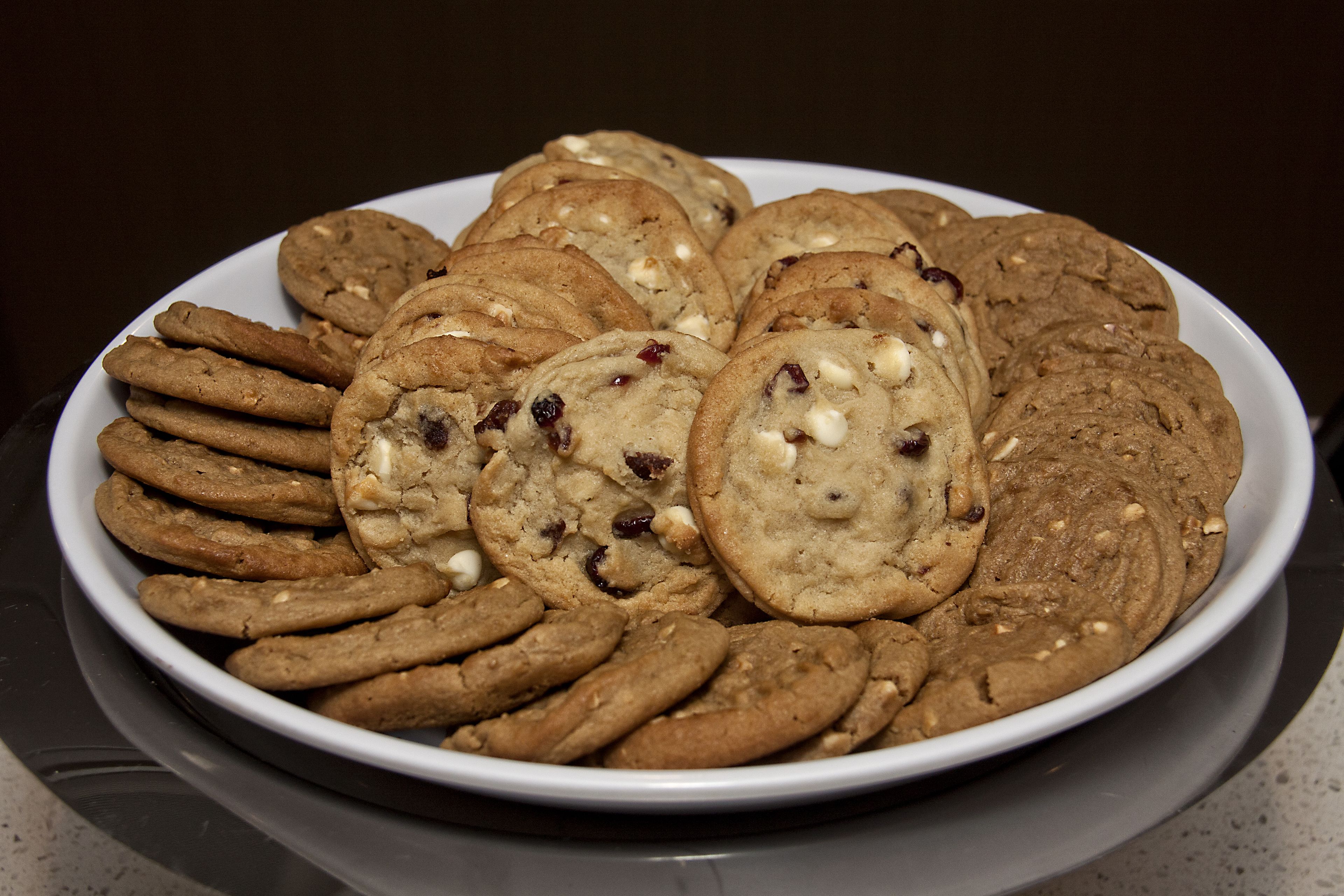 Um prato com biscoitos variados.