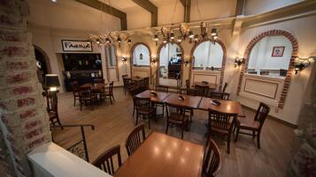 Daily full breakfast (CAD 12.00 per person)