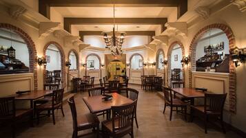 Breakfast, lunch, dinner served; Italian cuisine