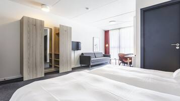 Habitación cuádruple familiar | Caja de seguridad en la habitación y escritorio