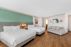 Escritorio, espacio para trabajar con laptop y cortinas blackout