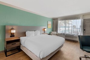 办公桌、笔记本电脑工作区、遮光窗帘、熨斗/熨衣板