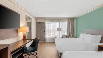 Escritorio, espacio para trabajar con laptop y cortinas blackout