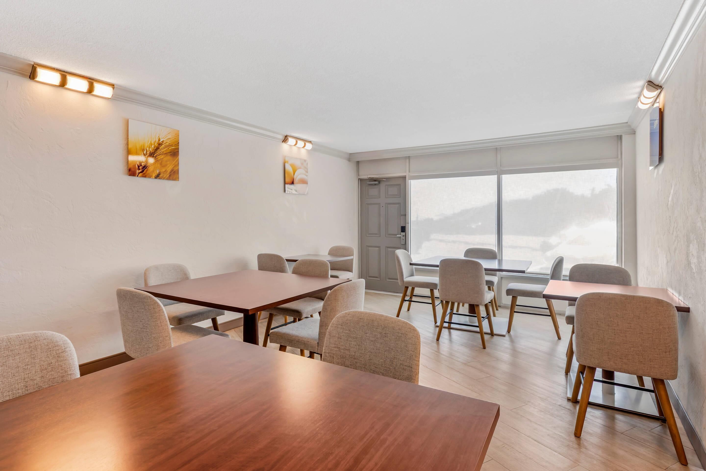 Desayuno completo gratuito y diario