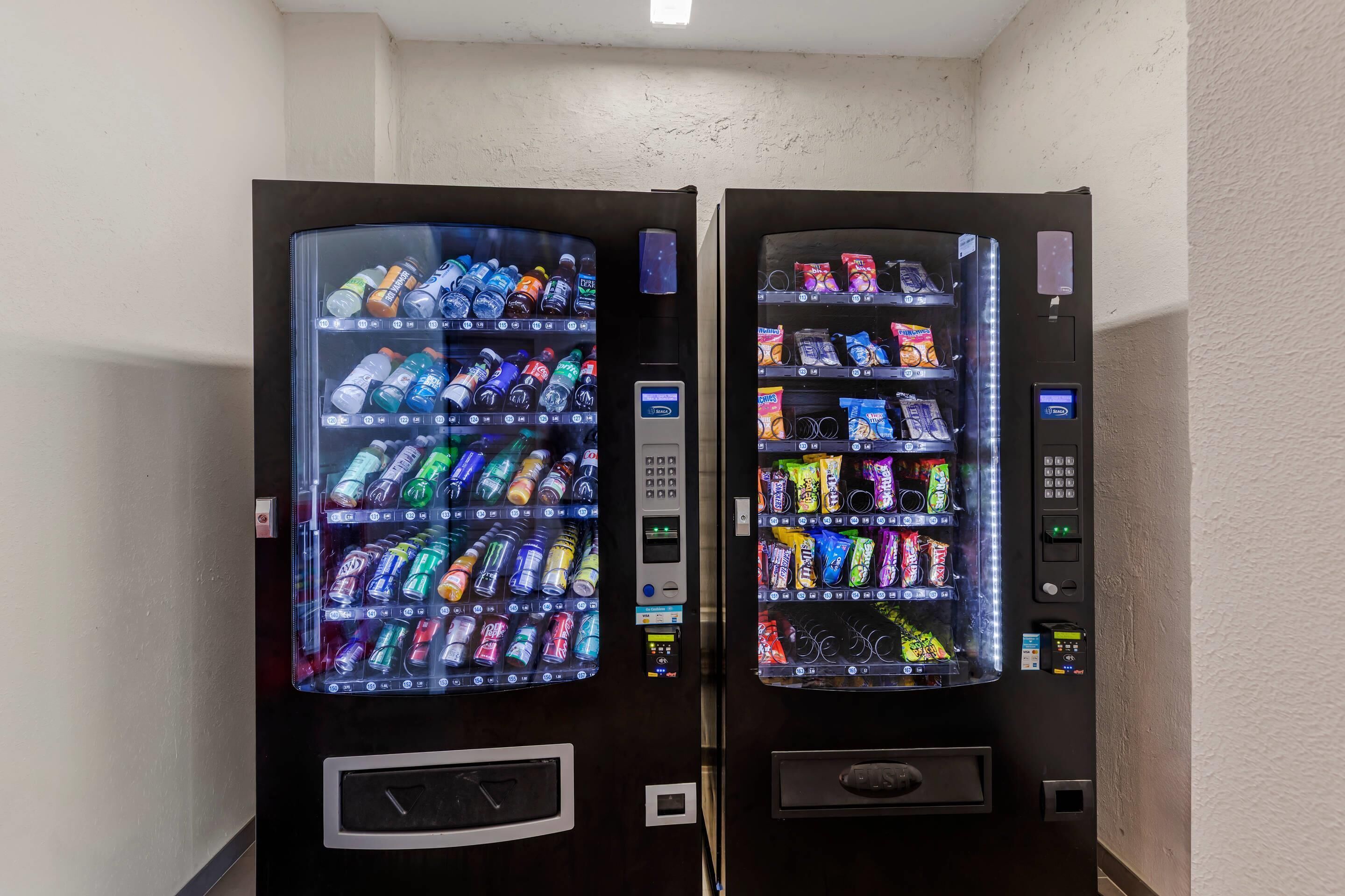 Dans un couloir, on trouve deux distributeurs automatiques : l’un propose des boissons et l’autre des en-cas.