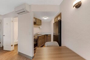 Quarto, 2 camas Queen, para não fumantes, vista para o oceano | Escrivaninha, espaço de trabalho para notebook, cortinas blackout