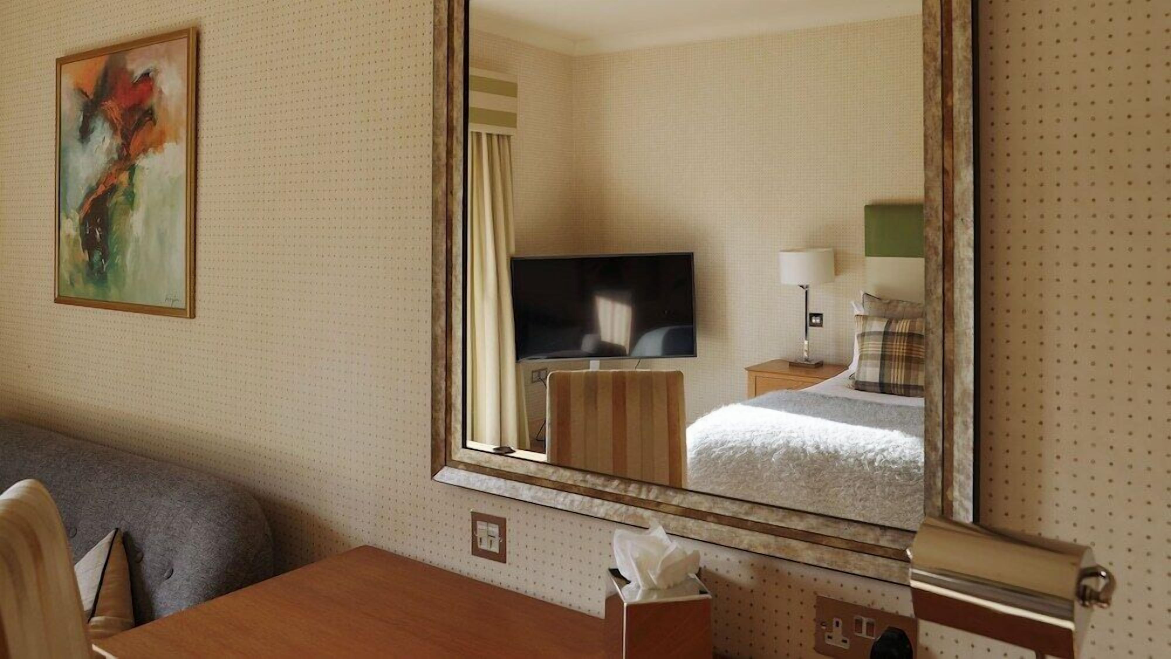 Egyptian cotton sheets, hypo-allergenic bedding, minibar, in-room safe
