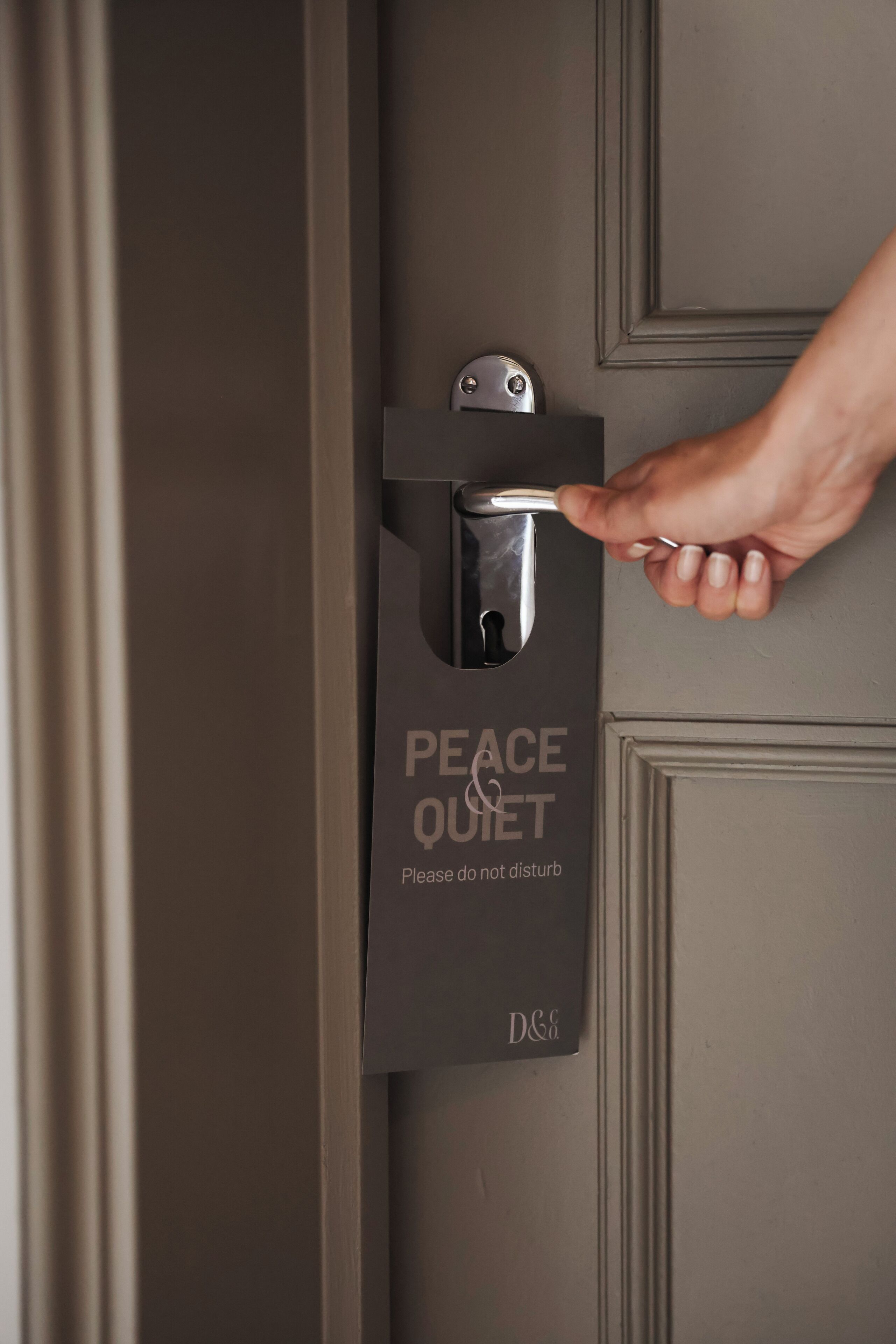 Una puerta con un letrero que dice 'Peace & Quiet' y un candado.