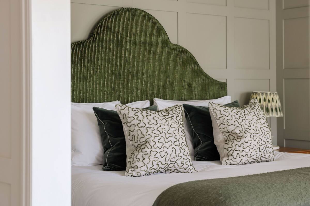 egyptian cotton sheets, hypo-allergenic bedding, minibar, in-room safe